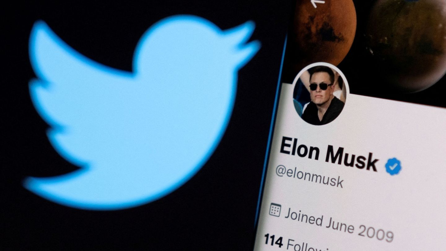FILE PHOTO: Elon Musk's twitter account is seen on a smartphone in front of the Twitter logo in this photo illustration taken, April 15, 2022. REUTERS Dado Ruvic Illustration File Photo