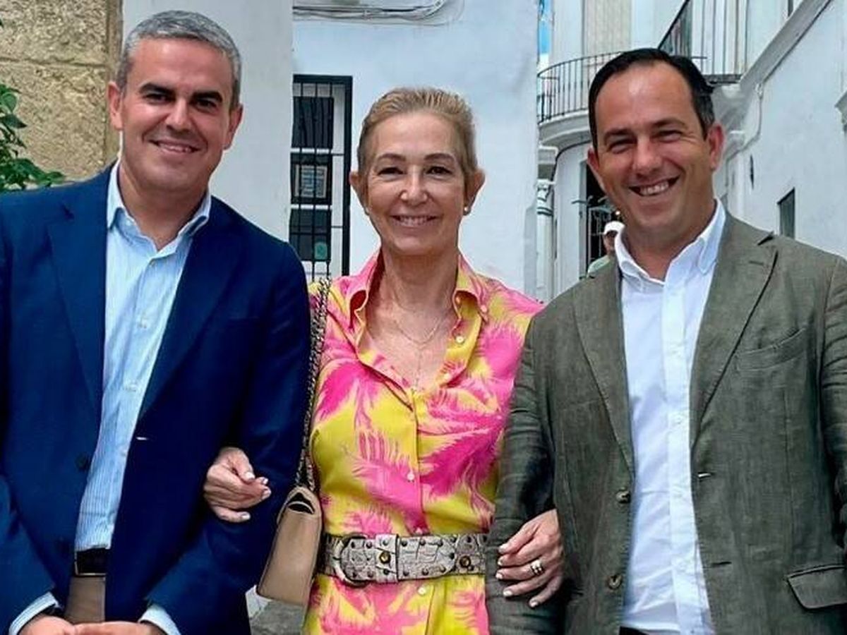 Foto: Ana Rosa Quintana, con el alcalde (dcha) y el diputado nacional y delegado de Turismo y Urbanismo de Vejer. (RRSS)