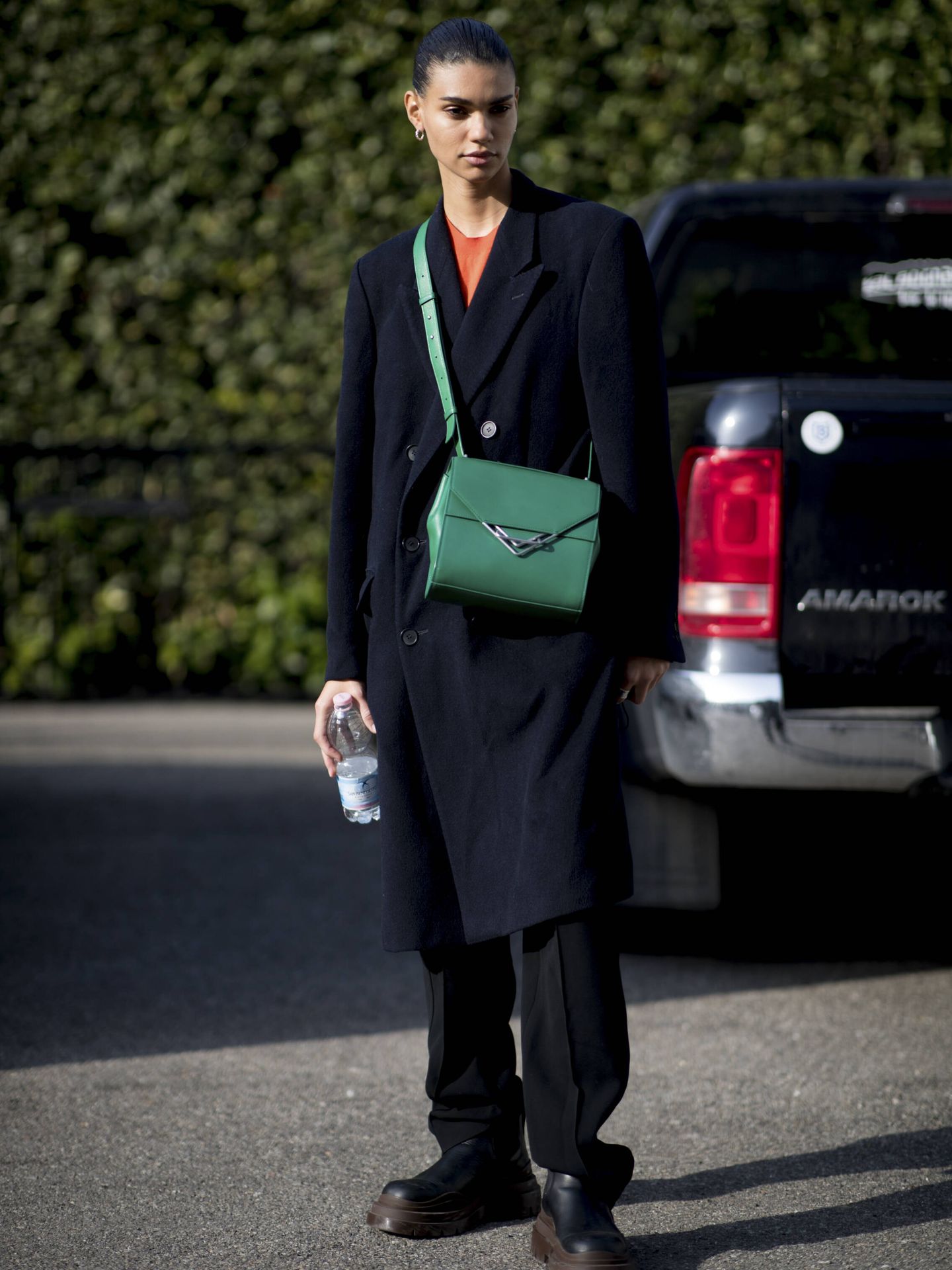 Un bolso verde como protagonista del look. (Imaxtree)