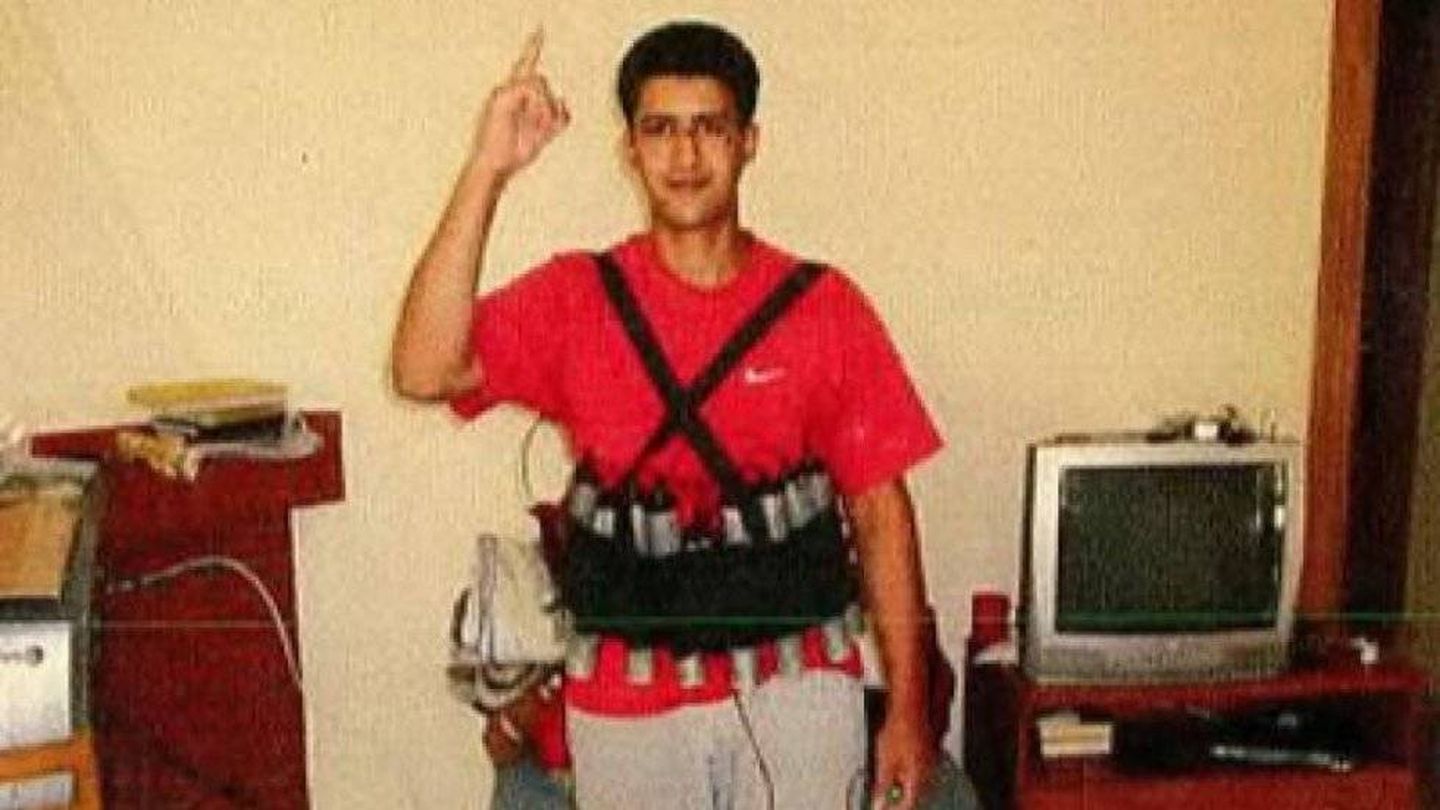 Youssef Aalla posa con un chaleco de explosivos.