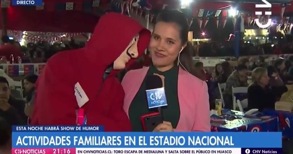 Foto: La reportera Marianela Estrada, del canal Chilevisión.