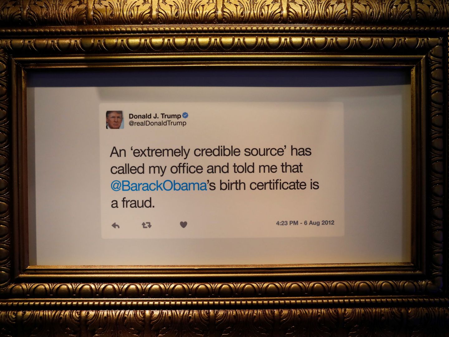 'Una fuente muy creible me dice que el certificado de nacimiento de Obama es un fraude', reza un tuit de Trump colgado en su museo. 
