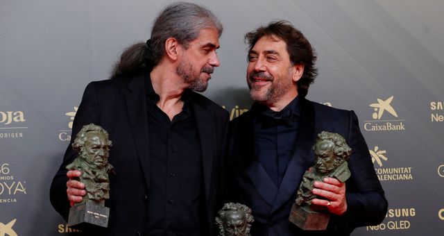 El director Fernando León de Aranoa y el actor Javier Bardem posan con los Goya conseguidos. (EFE / Biel Aliño)