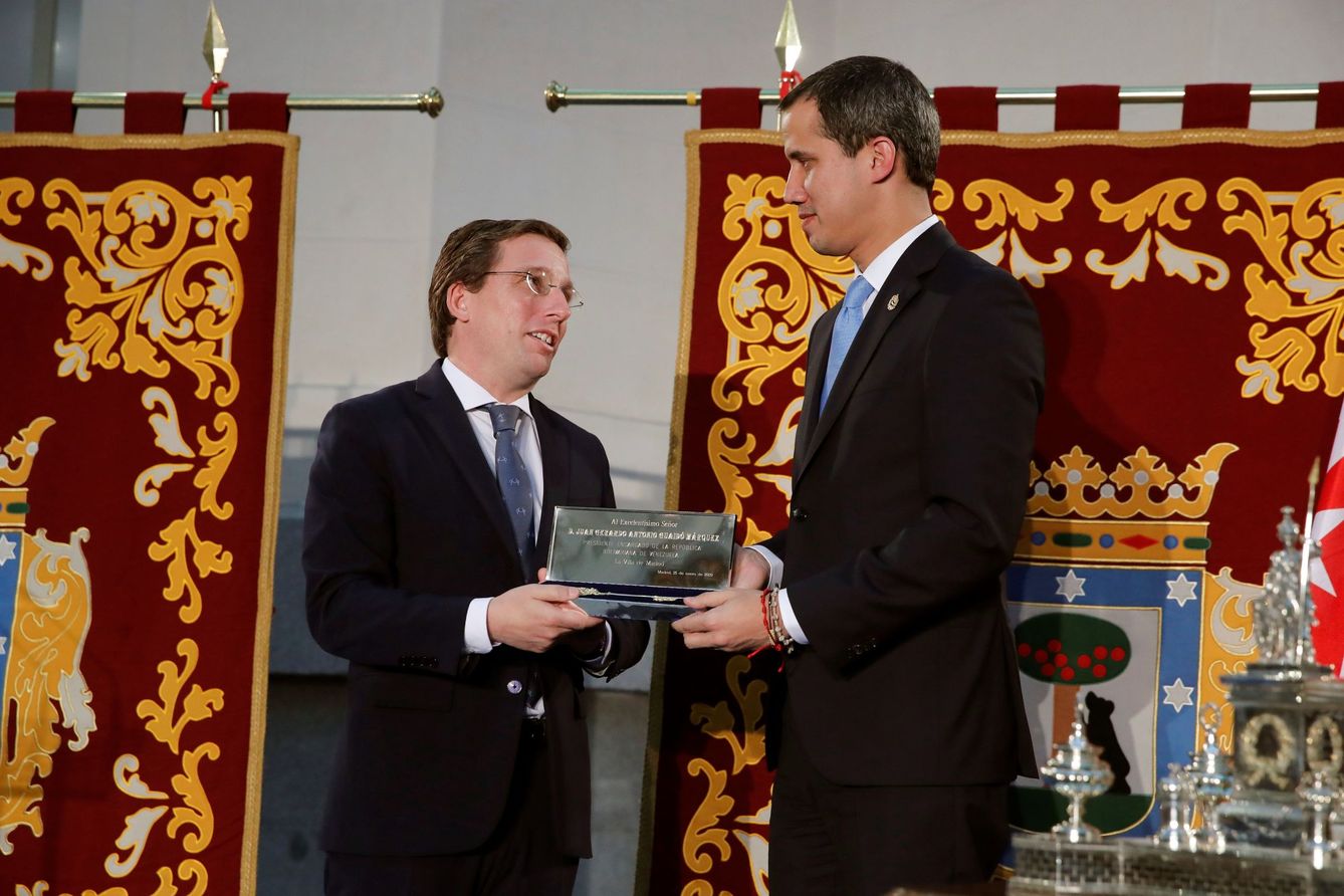 El presidente encargado de Venezuela, Juan Guaidó (d), recibe la Llave de Oro de la ciudad del alcalde de Madrid, José Luis Martínez-Almeida (i). (EFE)