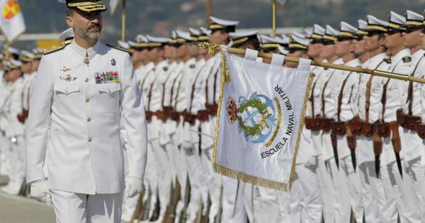 Foto: Funcionarios de la Escuela Naval Militar de Marín. (EFE)
