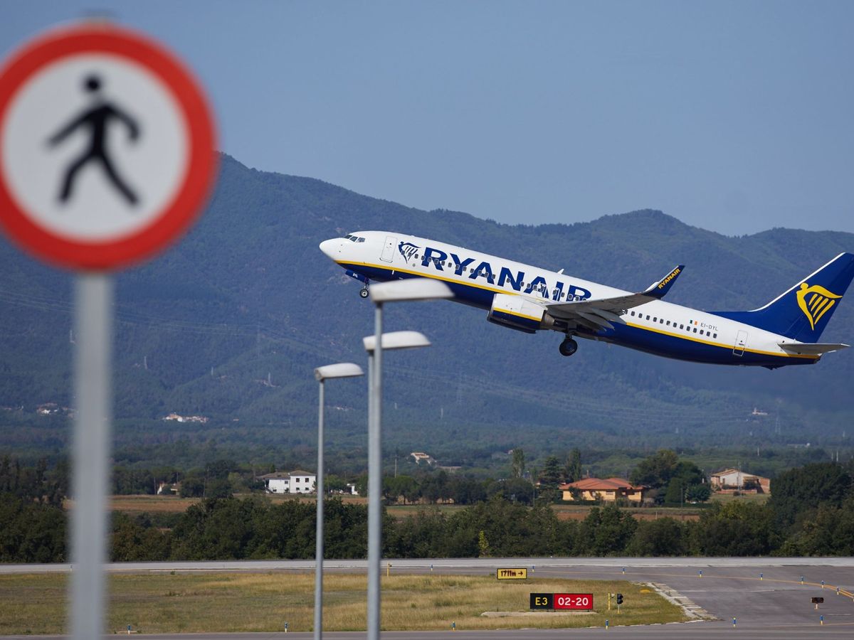 Foto: Un avión de Ryanair despega desde Girona en 2019 (EFE)