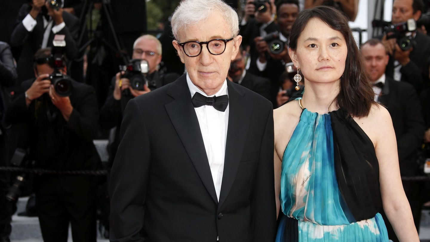 Woody Allen y su mujer Soon Yi  durante la presentación de 'Café Society' en Cannes 2016. (Efe)