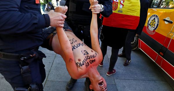 Foto: Activista de Femen en el acto de Vox. (Reuters)