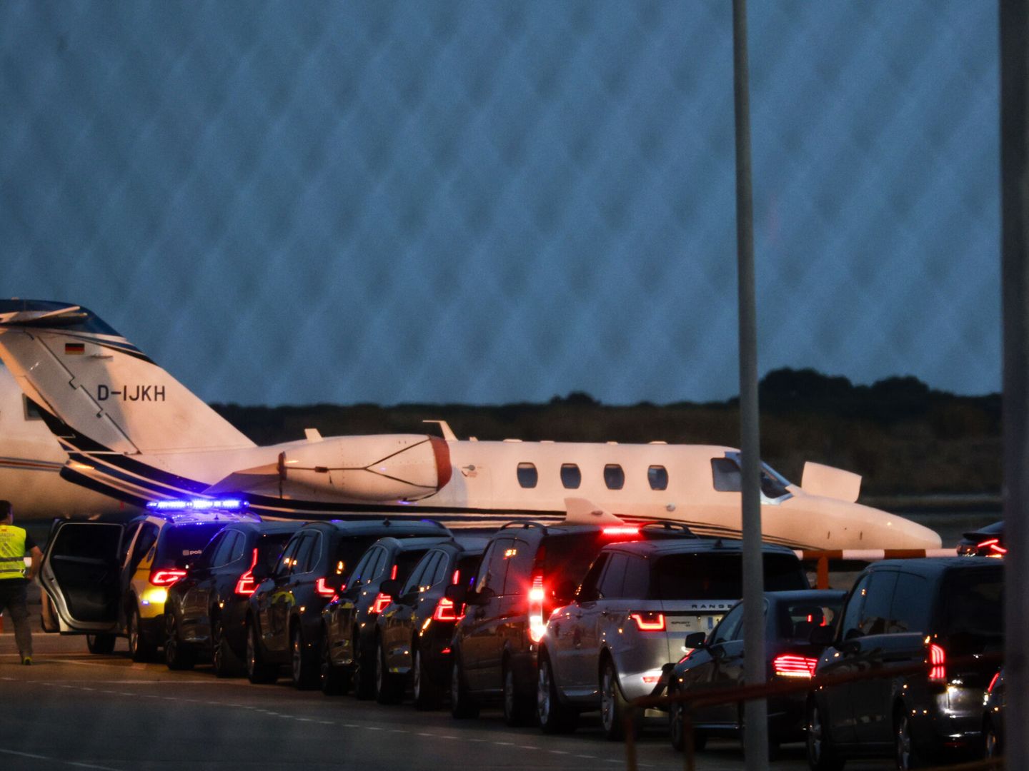 Varios coches esperan la llegada de Barack y Michelle Obama en el aeropuerto de Barcelona, donde han aterrizado este jueves por la noche. (EFE/Quique García)