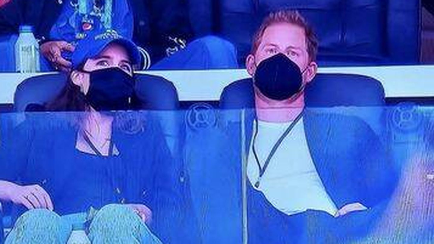 Harry y Eugenia, durante la Super Bowl. (NBC)