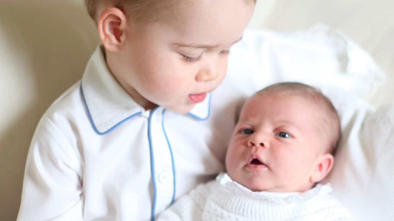 Foto: La princesa Charlotte junto a su hermano, el príncipe George (Efe)
