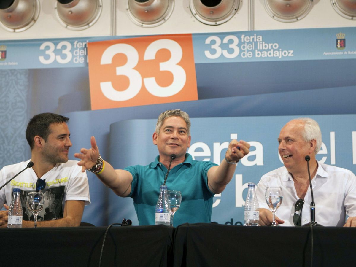 Foto: El escritor Eduardo Mendicutti (d), durante la presentación de su libro "Otra vida para vivirla contigo", junto al presentador y escritor Boris Izaguirre (c), y el concejal del PSOE en Sanlúcar, Vicente Ramírez (i), en 2014 (EFE) 