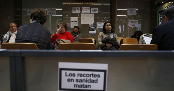 Foto: Pacientes en la sala de espera del Hospital Clínico San Carlos. (Reuters/Susana Vera)