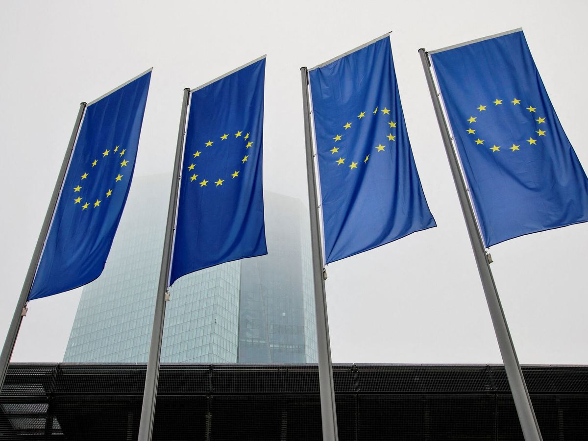 Foto: Banderas europeas en la sede del BCE. (Reuters/Wolfgang Rattay)