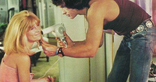 Foto: Warren Beatty sí sabía qué hacer con tu pelo (Imagen: película Shampoo)