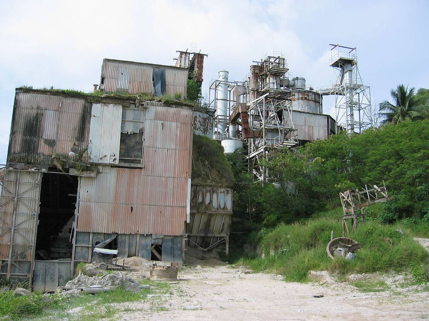 Fábrica de fosfato de Nauru en ruinas. (Wikipedia)