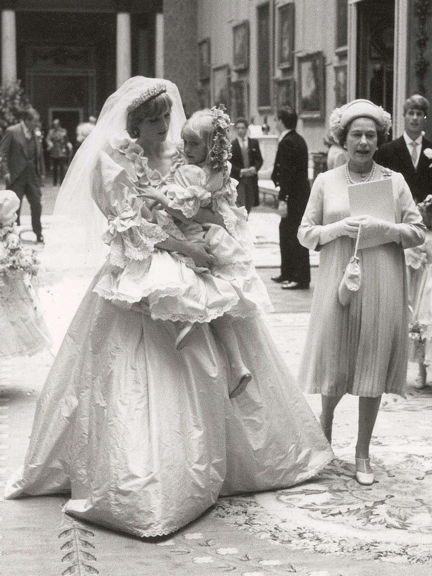 Diana de Gales, el día de su boda junto a Isabel II. (EFE)