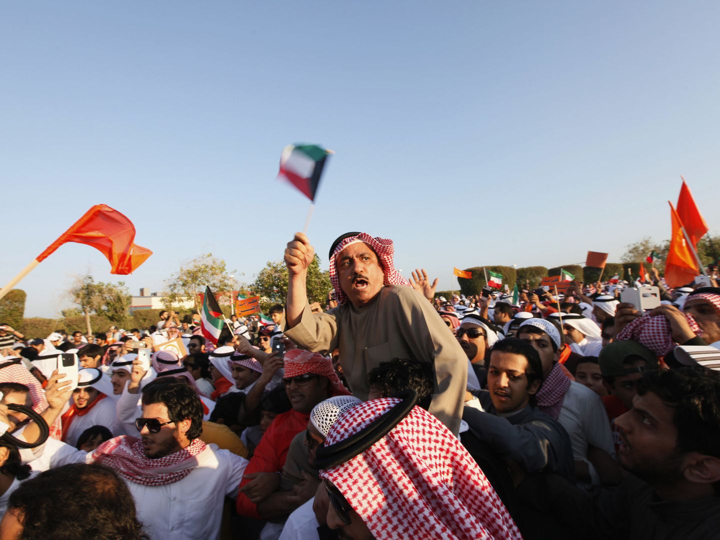Musallam al-Barrak, un conocido jurista, agita una bandera de Kuwait durante una protesta contra el Gobierno, en Ciudad de Kuwait. (Reuters)