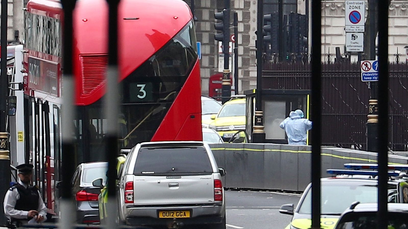 Foto: Las autoridades investigan el vehículo utilizado para embestir a unos ciclistas junto al Parlamento. (Reuters)