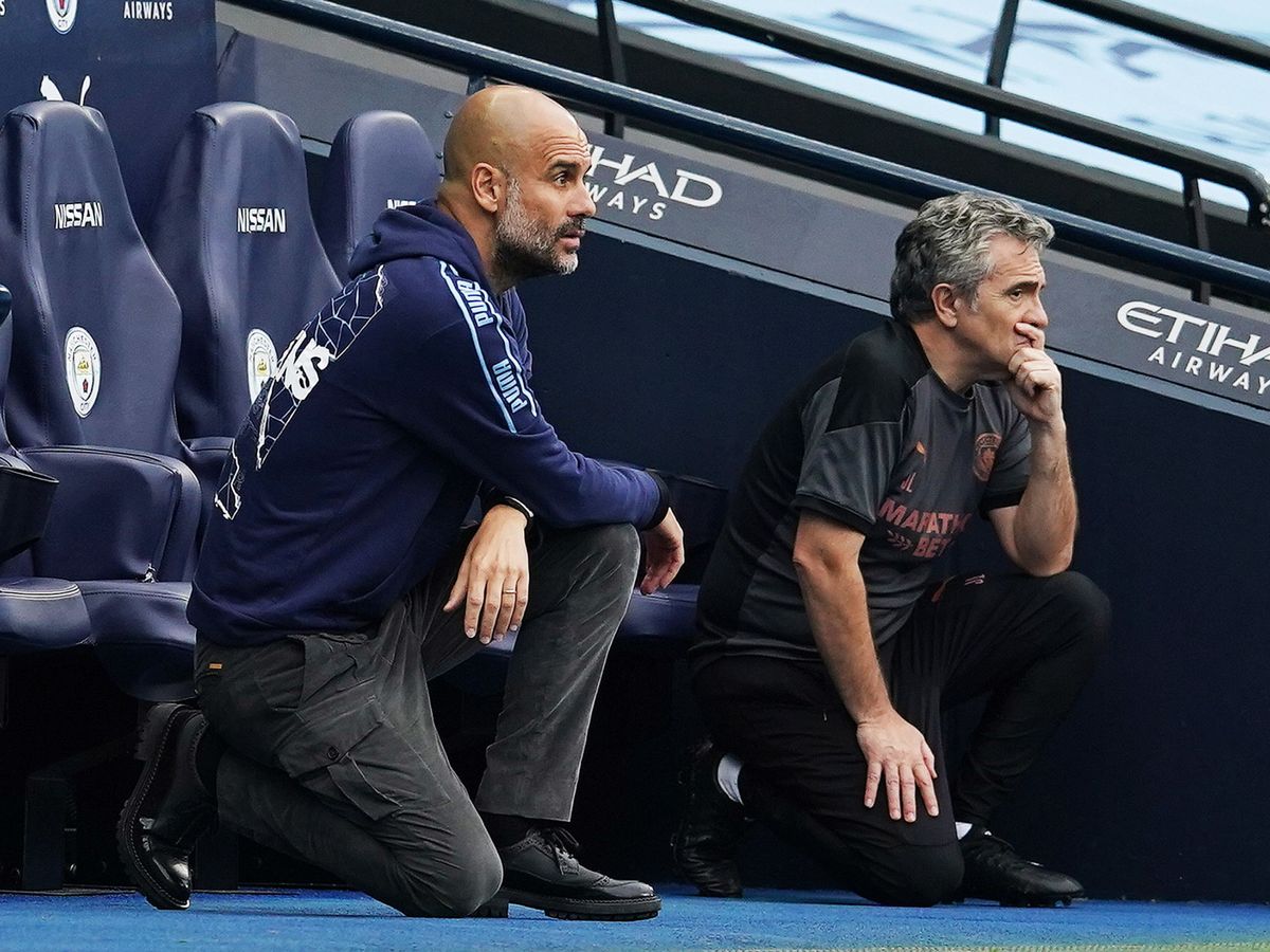 Foto: Juanma Lillo, junto a Pep Guardiola, durante el partido del Manchester City contra el Bournemouth. (Reuters)