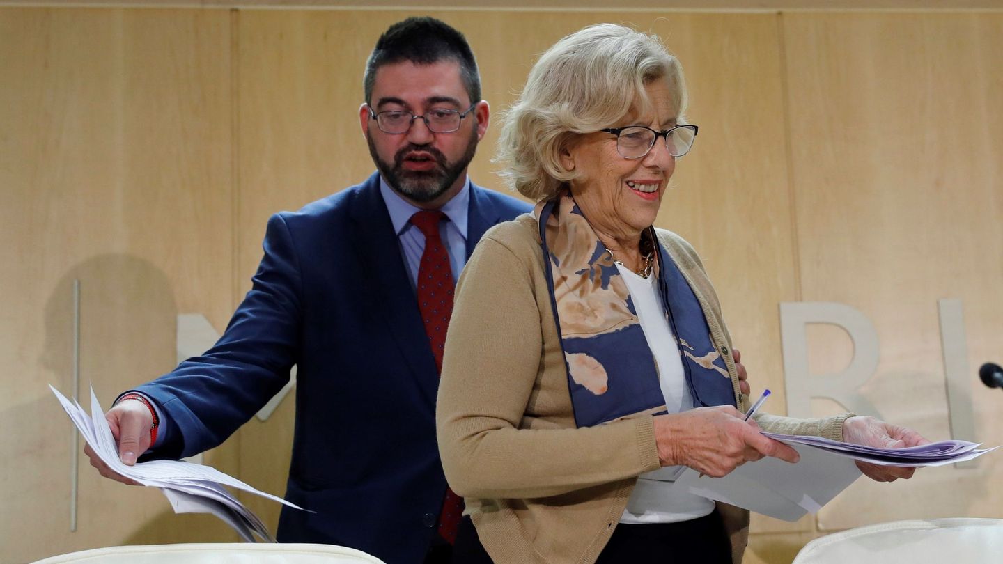 La alcaldesa de Madrid, Manuela Carmena, junto al delegado de Economía y Hacienda, Sánchez Mato.
