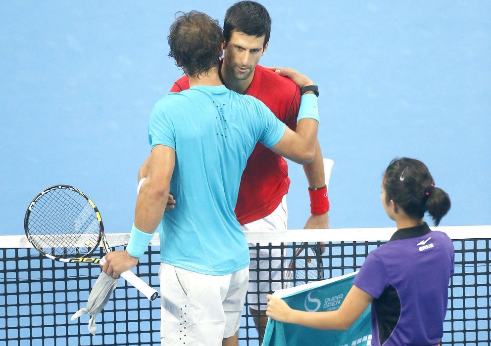 Foto: Rafa Nadal y Novak Djokovic tras la final de Pekín (EFE)