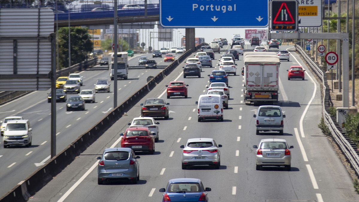 Sevillanos y onubenses optan por compartir coche ante la falta de trenes