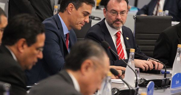 Foto: Pedro Sánchez conversa con el canciller mexicano Luis Videgaray en la primera sesión del G-20. (EFE)