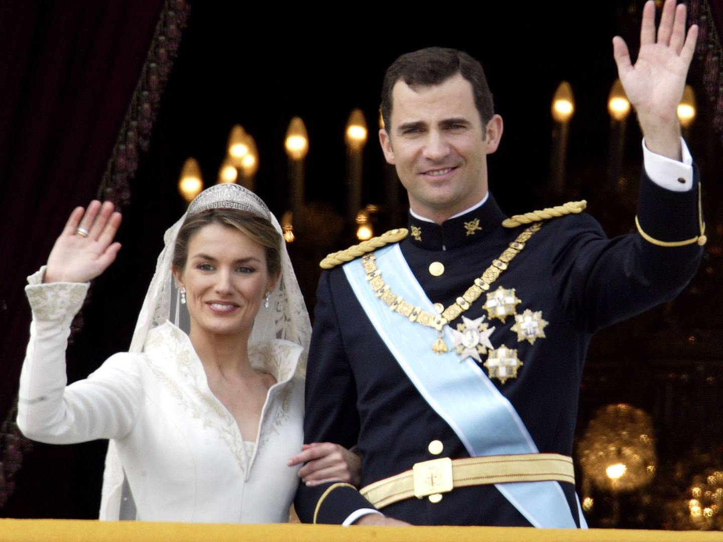 Los reyes Letizia y Felipe, el día de su boda saludando desde el Palacio Real. (Getty)