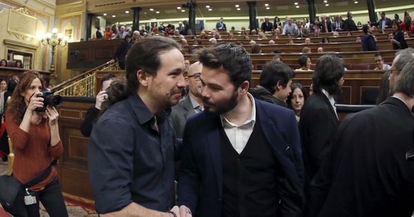 Foto: Iglesias y Rufián, en la sesión de investidura de Sánchez. Eran otros tiempos. (EFE)