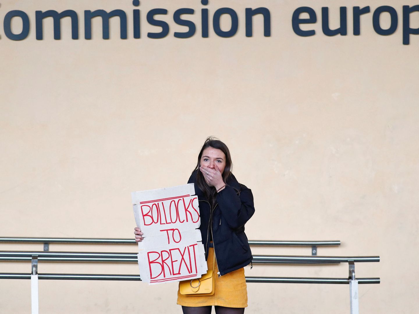 Una manifestante británica anti-Brexit, en la sede de la Comisión Europea en Bruselas. (Reuters)