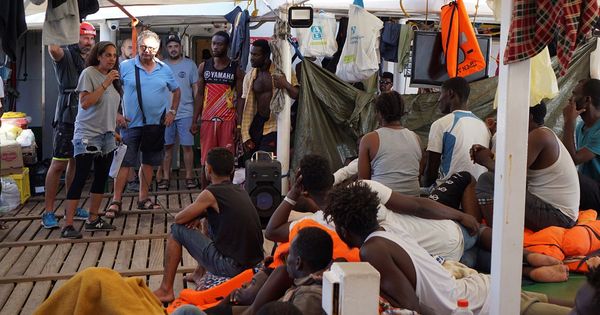 Foto: El alcalde de la ciudad italiana de Lampedusa, Salvatore Martello (3i), durante la visita que ha realizado al barco de la ONG española Open Arms. (EFE)