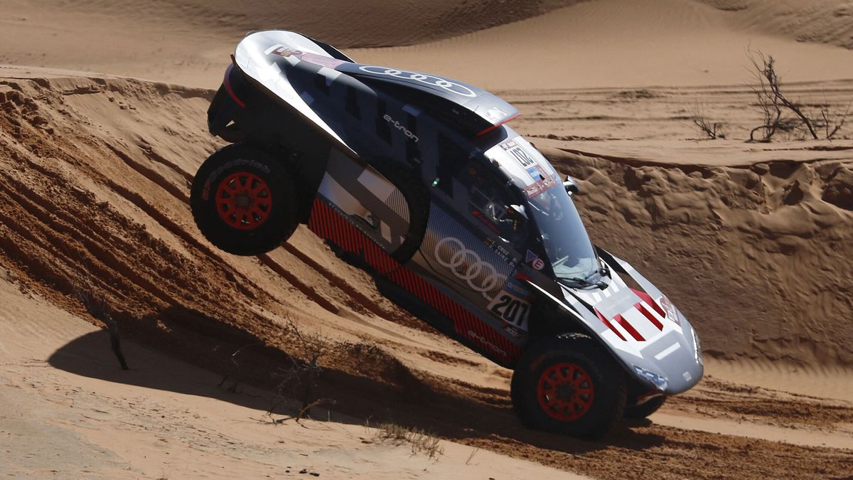 Catástrofe en Audi: Peterhansel dice adiós al Dakar y Carlos Sainz pierde sus opciones