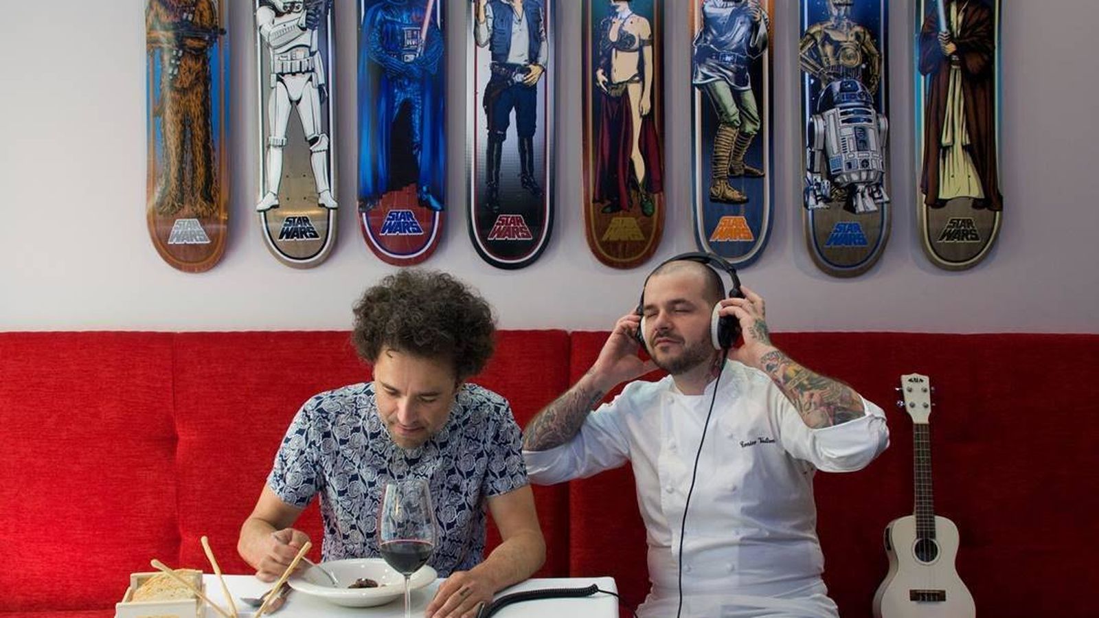 Foto: Pecker junto al chef de Tatau Bistró, Tonino Valiente. (María Tresaco)
