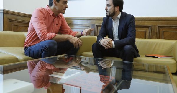Foto: Pedro Sánchez y Alberto Garzón, este 29 de junio en el Congreso durante su reunión en el despacho de la portavoz socialista, Margarita Robles. (EFE)