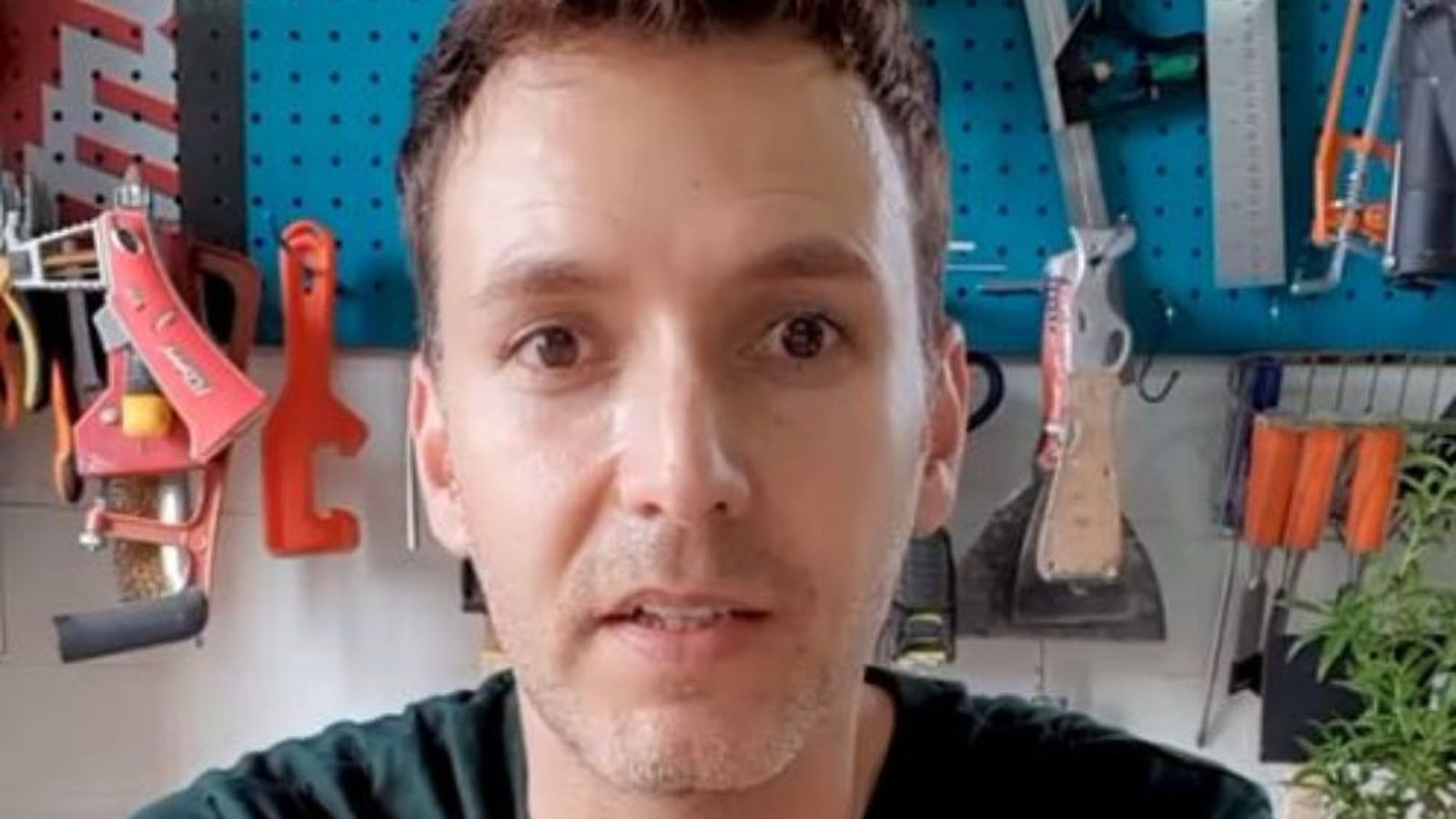 Diego Fernández, ingeniero químico: "Yo uso bicarbonato con agua o jabón líquido para limpiar paredes o las zapatillas"