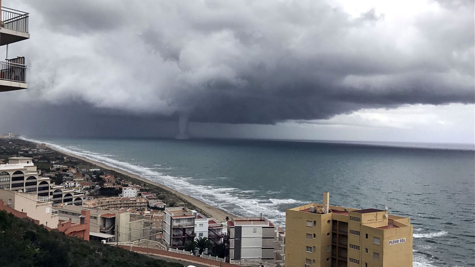 Foto: La tormenta sobre el litoral de la provincia de Valencia ha dejado una "espectacular" tromba marina. (EFE)