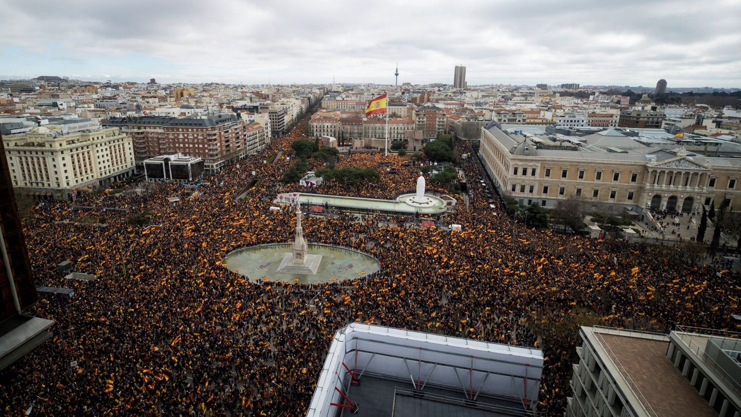 Vista general de la concentración convocada por PP, Ciudadanos y Vox este domingo en la plaza Colón de Madrid.