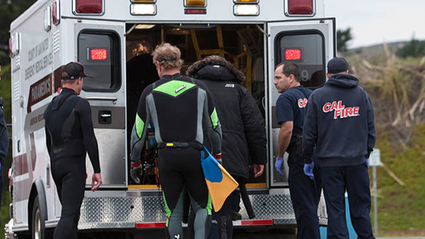 Gerard Butler entrando en la ambulancia. 