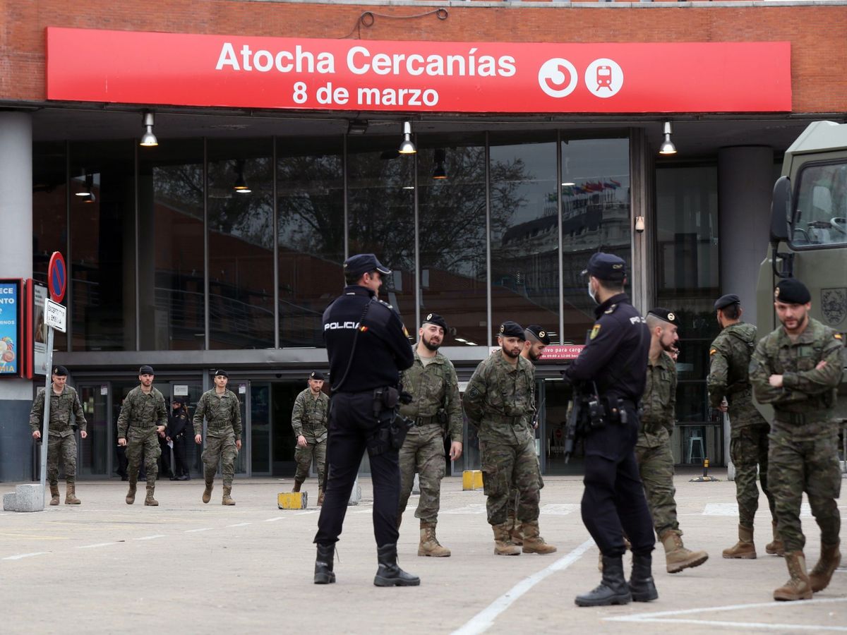 Foto: Despliegue militar de la Operación Balmis y de la policía en la estación de Atocha en Madrid. (EFE)