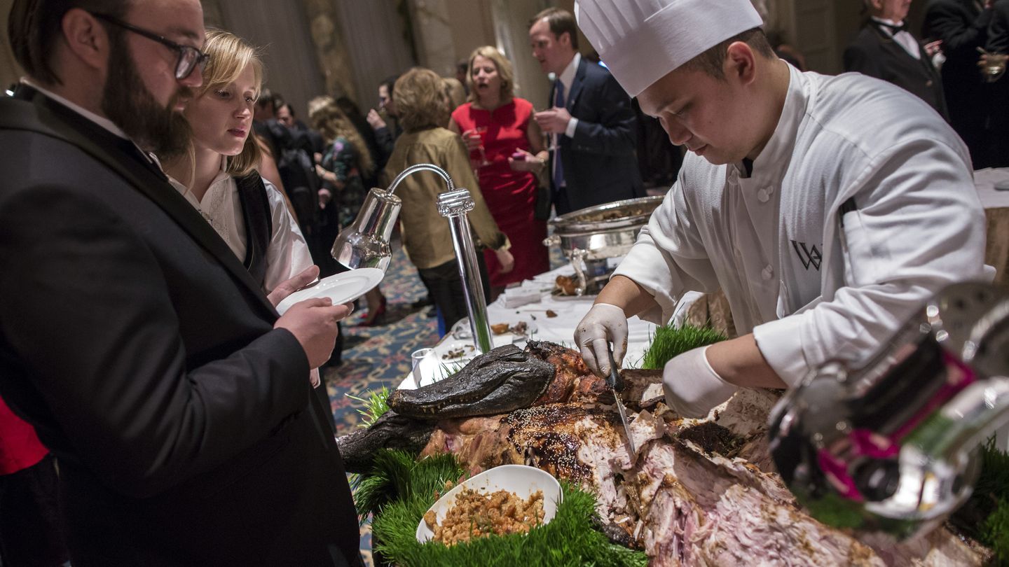 Un chef sirve un asado de caimán en el Waldorf Astoria de Nueva York. (Reuters)