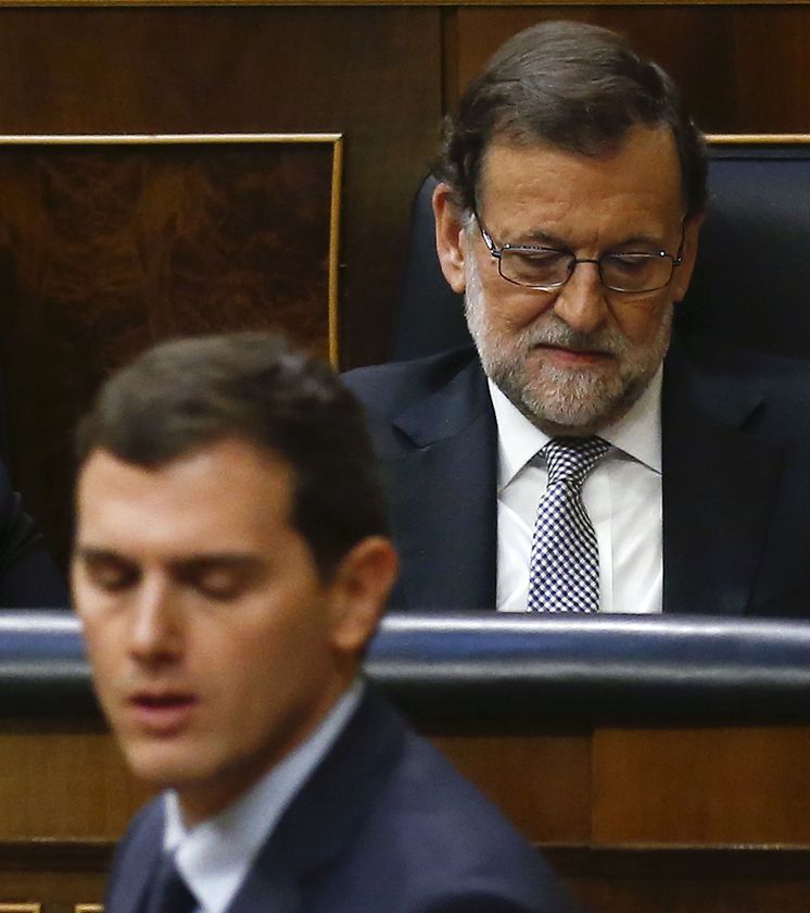 Foto: Albert Rivera pasa por delante de Mariano Rajoy durante la sesión de investidura. (Reuters)