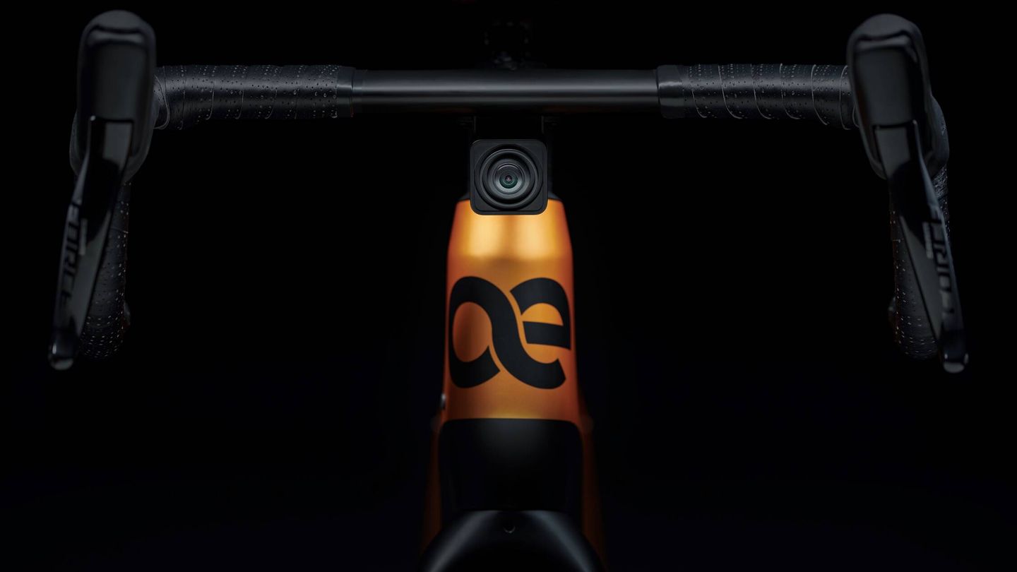La e-bike Cyklaer cuenta con cámaras delante y detrás, lo que permite grabar video de la ruta o disponer de un retrovisor que muestra la imagen en nuestro smartphone.