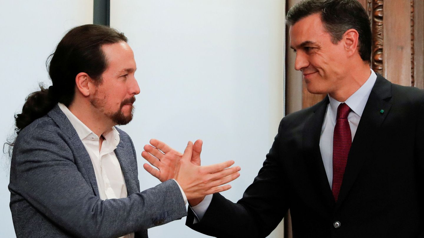 Pedro Sánchez y Pablo Iglesias se saludan. (Reuters)
