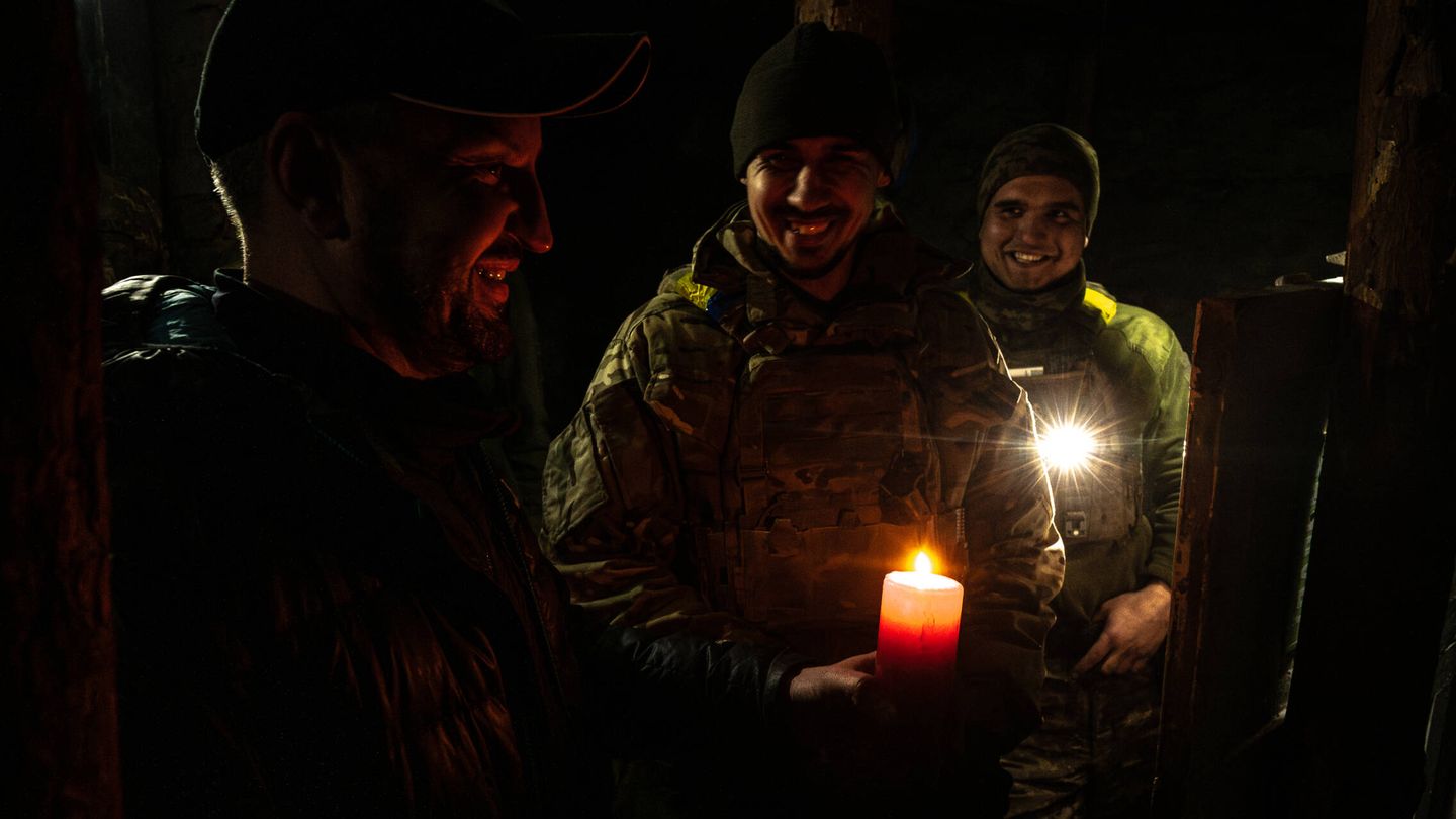 Soldados de la 93 Brigada reciben la vela navideña. (Albert Lores)