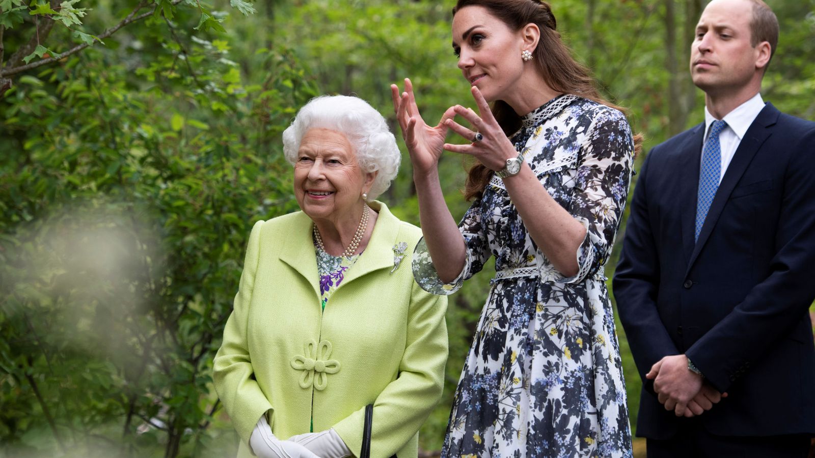 Foto: Los duques de Cambridge junto a la reina Isabel II. (Reuters)