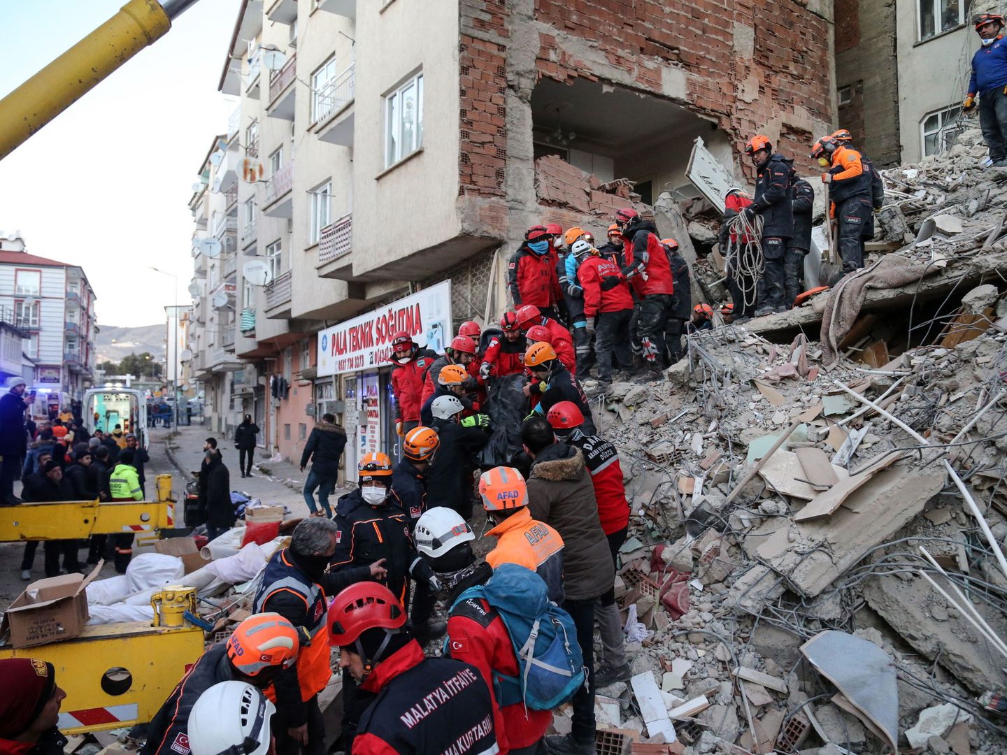 Voluntarios trabajan en la zona del terremoto. (EFE)