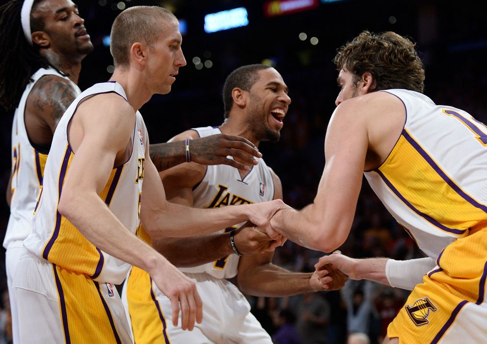 Foto: Los Lakers, con Pau Gasol, celebran una de las victorias de la presente temporada.