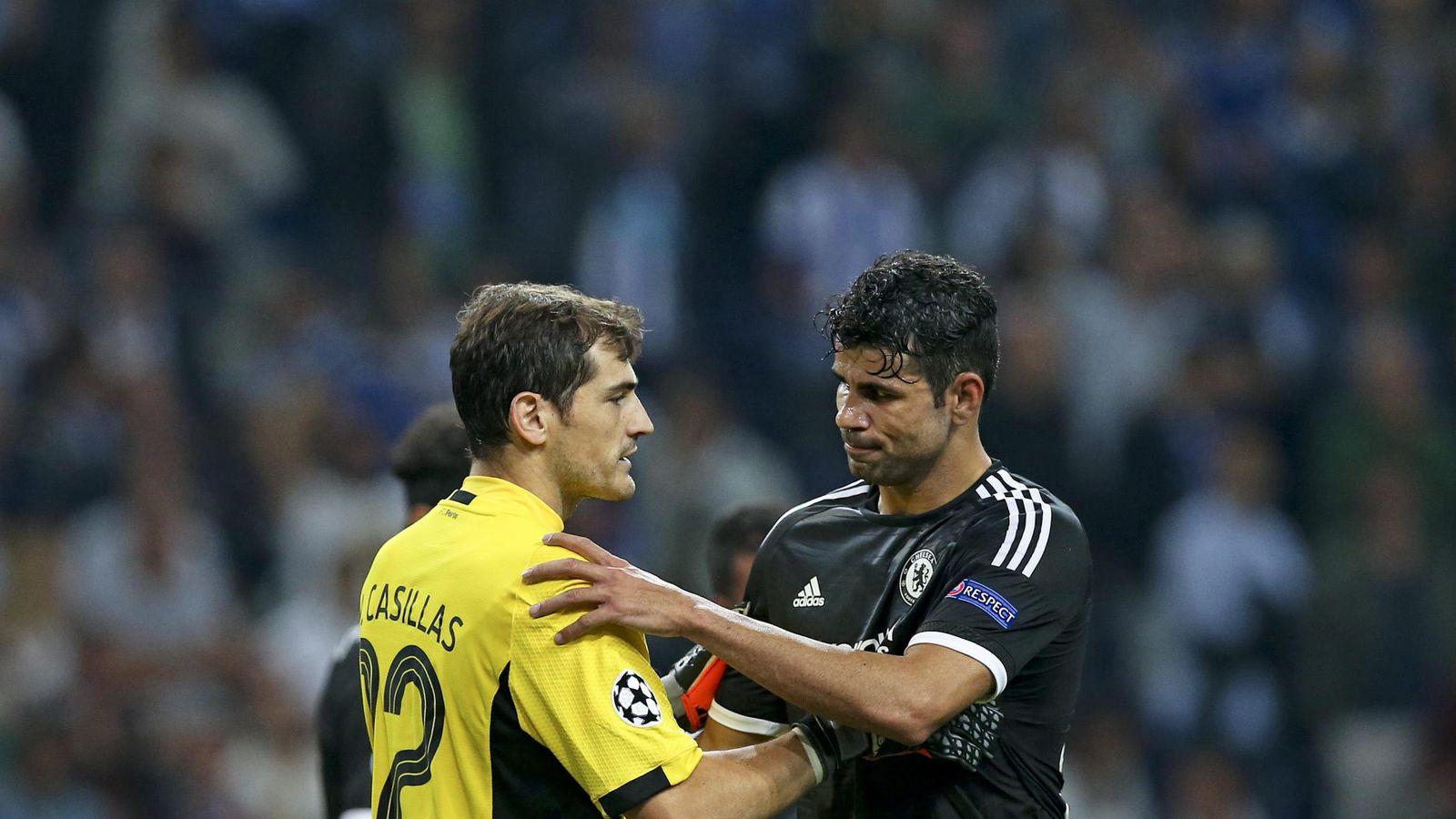 Foto: Casillas y Diego Costa se abrazan tras el Oporto-Chelsea de Champions disputado esta temporada (EFE)
