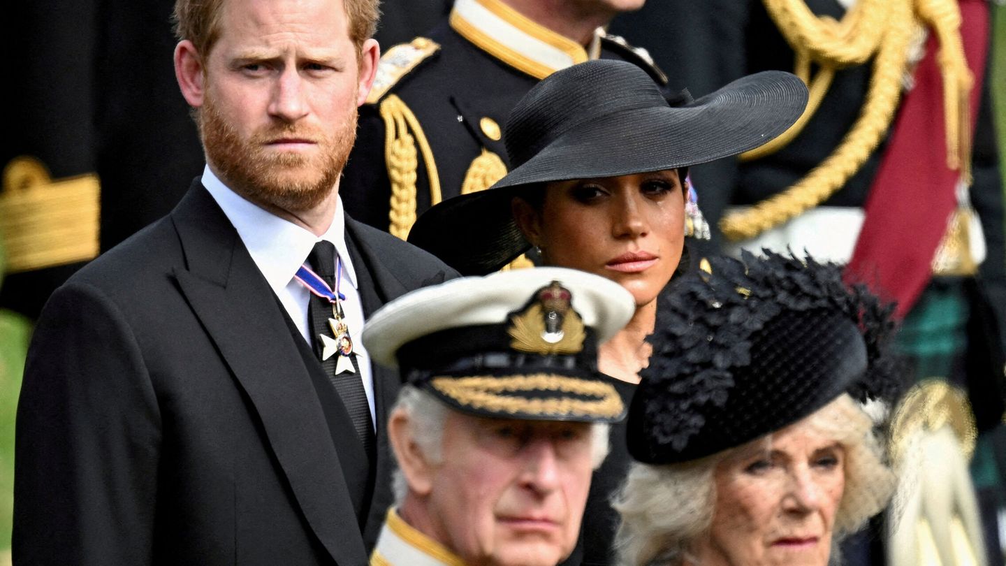 Harry y Meghan, tras Carlos y Camila en el funeral de la reina Isabel II. (Reuters)